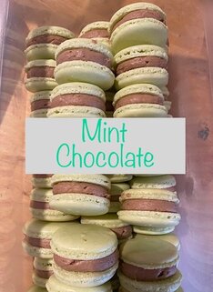 mint chocolate macarons